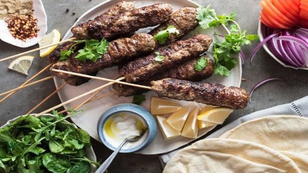 کباب یونانی با گوشت چرخ کرده